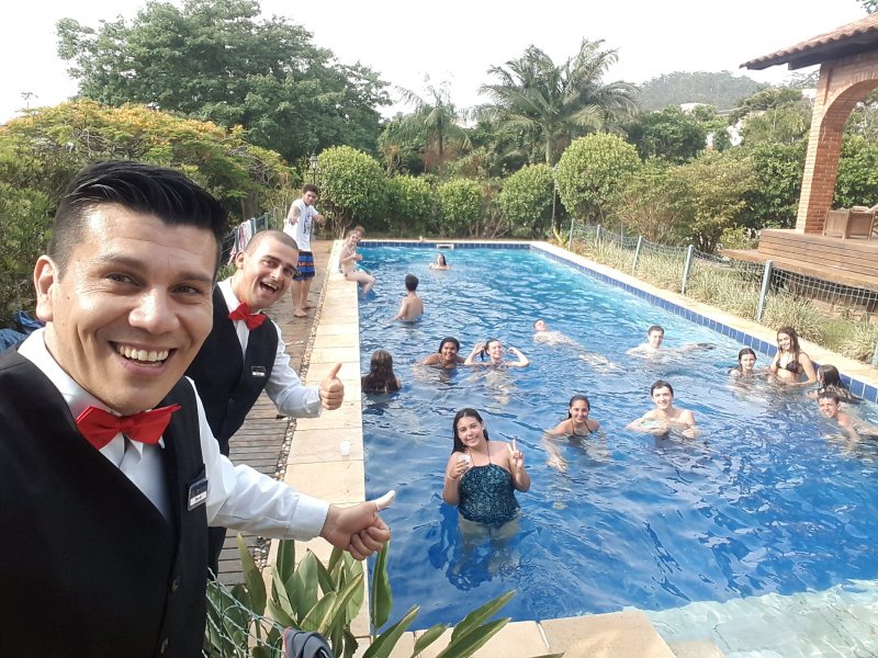 aniversário de 15 anos com direito a pizza na piscina :)