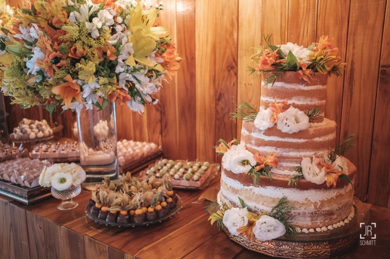 Local com decoração, bolo e doces