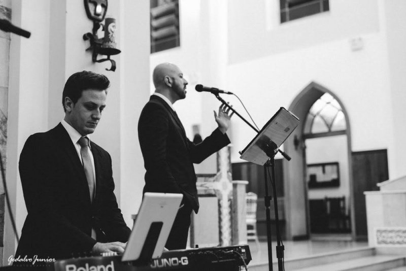 Casamento hoje dos recém-casados Franciani e Leonardo com trilha sonora do gosto do casal... muito rock e instrumental! 