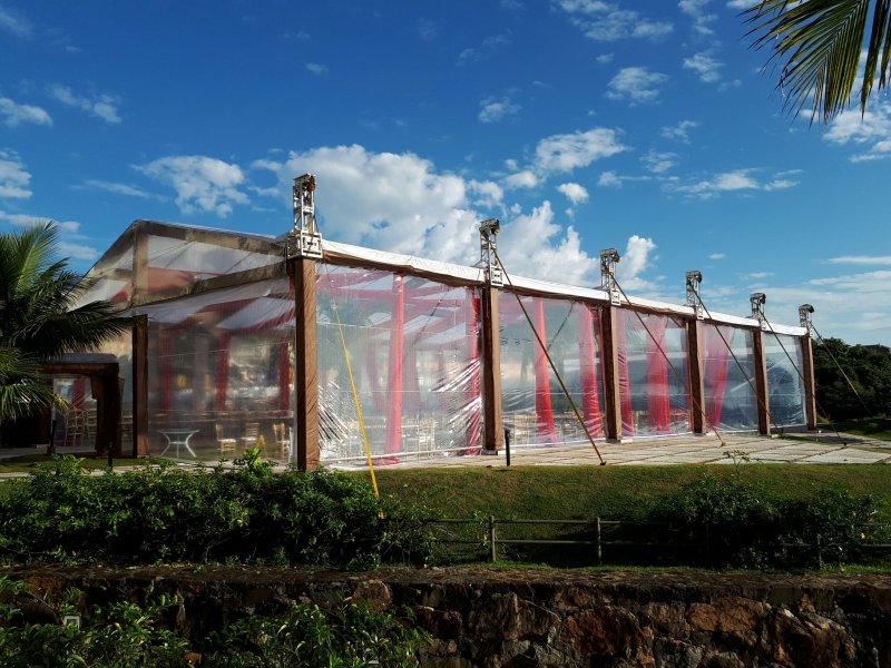 Pavilhões com lonas de cobertura transparente