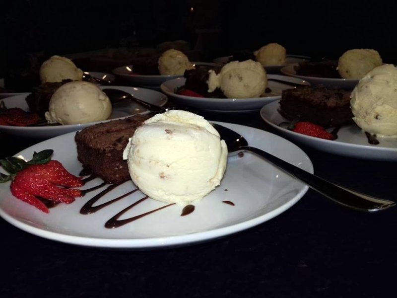 Brownie de Chocolate com Nozes, acompanhado com Sorvete de Creme