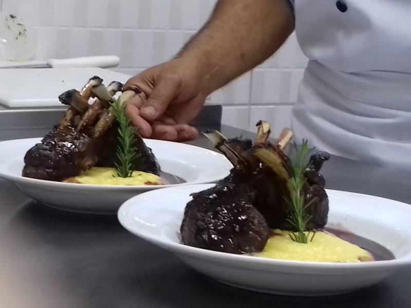 Carré de Cordeiro com redução de Vinho Tinto e Aligot de Batata Baroa