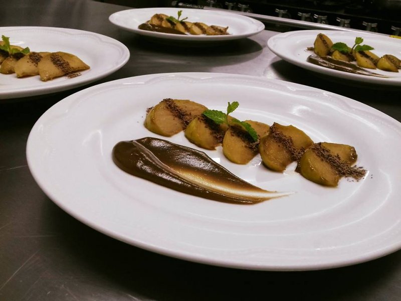 Maçã Caramelada no Açúcar Mascavo, servida com Caramelo de Creme de Leite