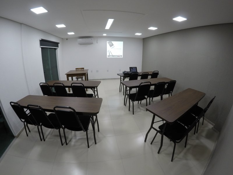 Sala para até 15 pessoas (Canário): R$ 300,00.