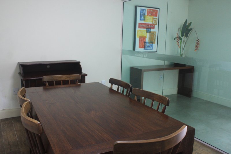 Sala para até 6 pessoas: R$ 150,00.